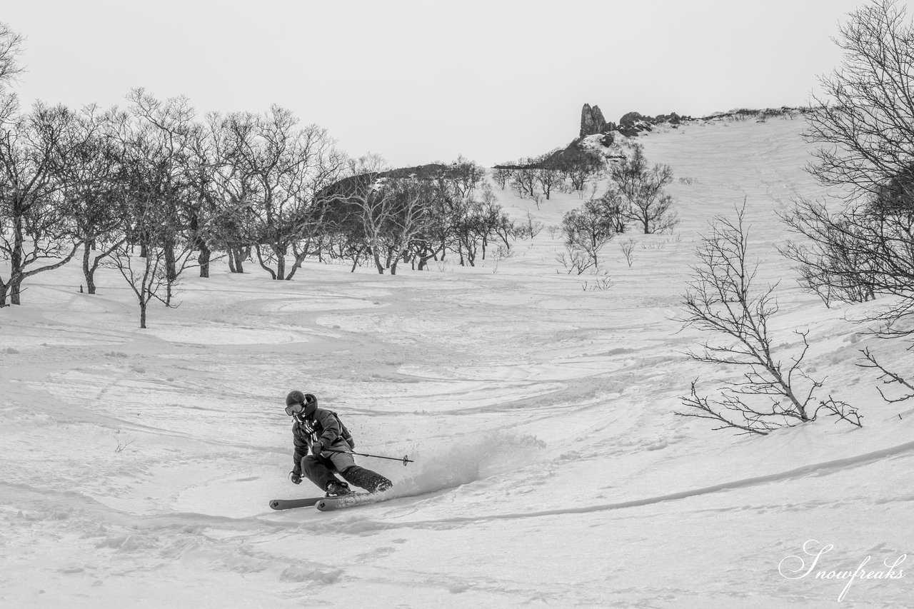 大雪山層雲峡・黒岳ロープウェイスキー場　本日の積雪 310cm。神々の遊ぶ庭でのんびり春スキー＆スノーボードを楽しみましょう♪